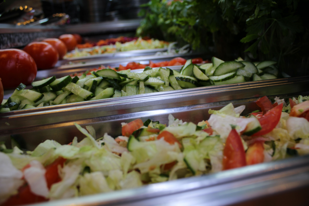 Unsere Salate werden immer frisch zubereitet - Öz Urfa Catering für Hochzeiten, Abiball, Geburtstage & Feiern aller Art 